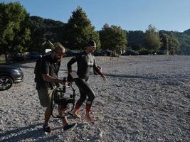 videograaf nemen actie schot van triatlon zwemmen atleet foto