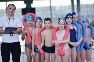 groep gelukkige kinderen bij zwembad foto