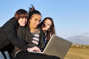 groep van tieners werken Aan laptop buitenshuis foto