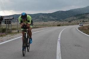 triatlon atleet op de fiets foto