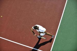 jonge man tennissen foto