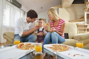 familie aan het eten pizza foto