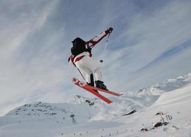 skiër Aan berg foto