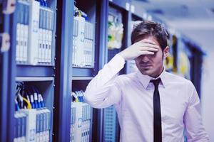 jong het ingenieur in datacenter server kamer foto