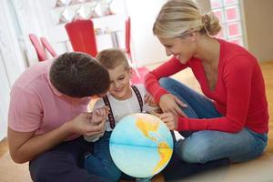 familie hebben pret met wereldbol foto