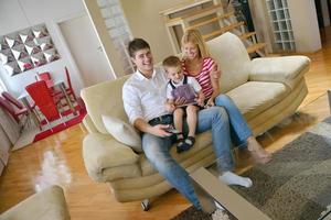 familie Bij huis gebruik makend van tablet computer foto