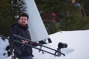 paar met plezier en wandelen in sneeuwschoenen foto