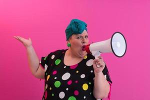 grappig plus grootte vrouw vrouw meisje poseren geïsoleerd Aan pastel roze muur achtergrond studio portret. mensen oprecht emoties levensstijl concept. bespotten omhoog kopiëren ruimte. schreeuwen in megafoon. foto