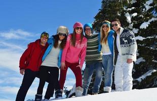 winter pret met jong mensen groep foto