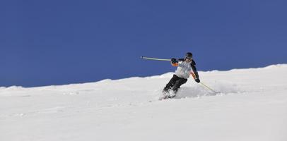 skiërs Aan berg foto