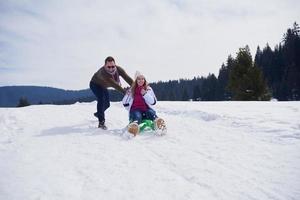 gelukkig jong paar hebben pret Aan vers tonen Aan winter vakantie foto