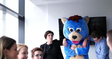 baas gekleed net zo beer hebben pret met bedrijf mensen in modieus kantoor foto