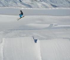 skiërs Aan berg foto