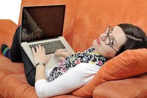 vrouw gebruik makend van een laptop computer Bij huis foto