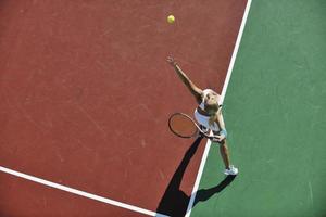 jonge vrouw speelt tennis foto