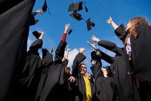 groep van verschillend Internationale afstuderen studenten vieren foto