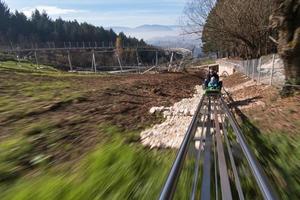 vader en zoon geniet het rijden Aan alpine kustvaarder foto