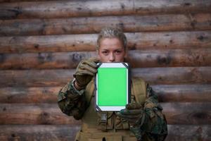 vrouw soldaat gebruik makend van tablet computer foto