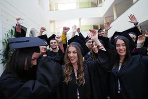 groep van verschillend Internationale afstuderen studenten vieren foto