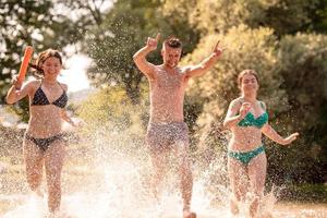 zomer vreugde vrienden hebben pret Aan rivier- foto