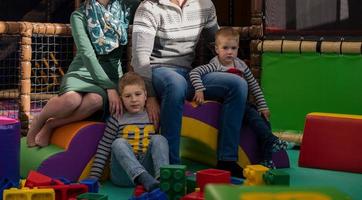 jong ouders en kinderen hebben pret Bij kinderen speelkamer foto