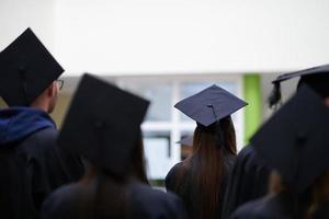 groep van verschillend Internationale afstuderen studenten vieren foto