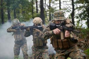 modern oorlogvoering soldaten ploeg in strijd foto