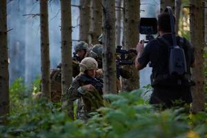 videograaf nemen actie schieten van soldaten in actie foto