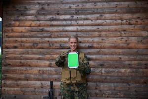 vrouw soldaat gebruik makend van tablet computer foto