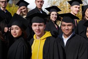 groep van verschillend Internationale afstuderen studenten vieren foto