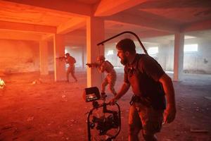 videograaf nemen actie schieten van soldaten in actie stedelijk milieu foto