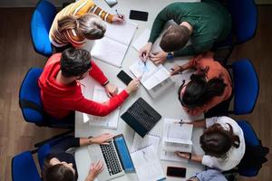 studenten gebruik modern technologie voor een school- project foto