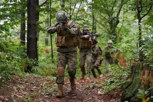 modern oorlogvoering soldaten ploeg in strijd foto