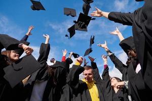 groep van verschillend Internationale afstuderen studenten vieren foto