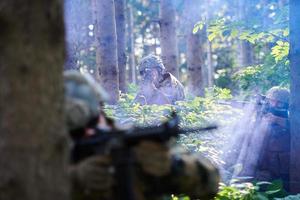 modern oorlogvoering soldaten ploeg in strijd foto