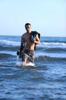 portret van een jong kitsurfen Mens Bij strand Aan zonsondergang foto