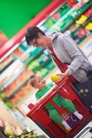 moeder met baby in boodschappen doen foto