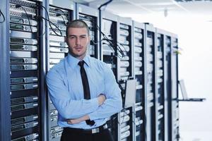 zakenman met laptop in netwerk server kamer foto