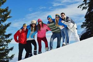 winter pret met jong mensen groep foto