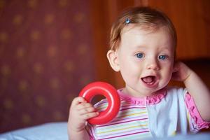 baby spelen met speelgoed Bij huis foto