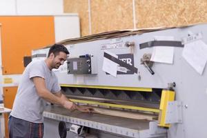 arbeider in een fabriek van houten meubelen foto