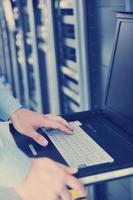 jong het ingenieur in datacenter server kamer foto