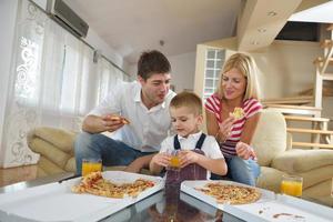 familie aan het eten pizza foto