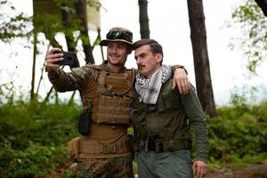 soldaten en terrorist nemen selfie foto