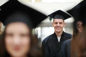 groep van verschillend Internationale afstuderen studenten vieren foto