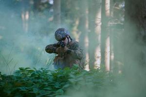 soldaat in actie het richten Aan laser zicht optiek foto