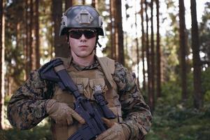 soldaat met wapen foto