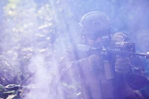 soldaat in actie het richten Aan laser zicht optiek foto