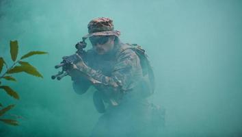 soldaat in actie het richten Aan wapen laser zicht optiek foto