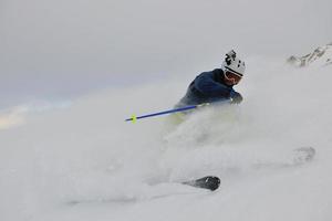 skiën op verse sneeuw in het winterseizoen op een mooie zonnige dag foto